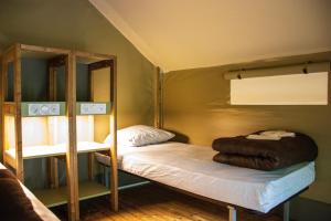 Camping Parc d'Audinac les Bains 3 étoiles - Piscine chauffée - Vue montagne客房内的一张或多张床位