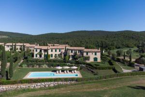 an aerial view of a estate with a swimming pool at Il Mirto in Gavorrano
