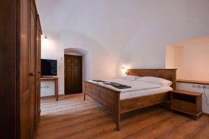 Postel nebo postele na pokoji v ubytování Zámek Castle Račice - Předzámčí Forecastle
