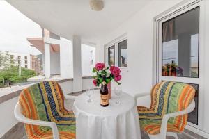 多布拉沃达Holiday Home Adria的一张桌子、两把椅子和一个花瓶 更多20张照片