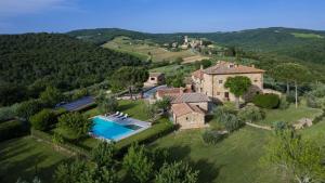 - une vue aérienne sur un domaine avec une piscine dans l'établissement La Pagliera di Badia a Passignano, à Badia A Passignano