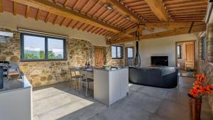 une grande cuisine avec une baignoire et une table dans l'établissement La Pagliera di Badia a Passignano, à Badia A Passignano