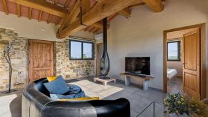 - un salon avec un canapé en cuir et une cheminée dans l'établissement La Pagliera di Badia a Passignano, à Badia A Passignano
