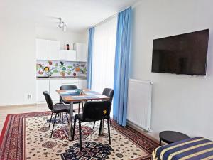 Televízia a/alebo spoločenská miestnosť v ubytovaní Comenius Apartments - Apartmány na rohu