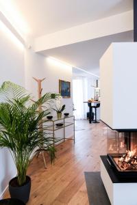 Una sala de estar con una planta en maceta y una chimenea. en Residenza Emilia, en Padua