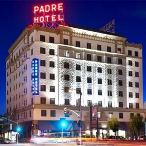 un gran hotel con un cartel de neón encima en Padre Hotel en Bakersfield