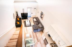 an overhead view of a living room with a couch at Hollywood Sign View in Modern 1 Bedroom Loft in Los Angeles