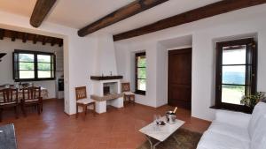 salon z kanapą i kominkiem w obiekcie Ginepro w mieście Roccalbegna