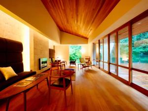 a living room with a couch and a table at 奥武雄温泉　風の森 in Ureshino