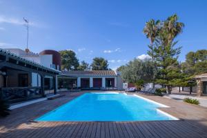 una piscina en el patio trasero de una casa en Villa Huerta 2, jacuzzi, sauna, en Paterna