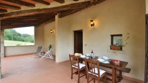 comedor con mesa y sillas en Melograno en Roccalbegna