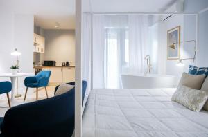een slaapkamer met een bed en een badkamer met een bad bij Glamorous flat with Jacuzzi and king size bed in Perugia
