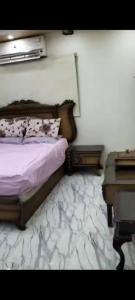 Un dormitorio con una cama y un piano en una habitación en شقه سكنيه, en El Cairo
