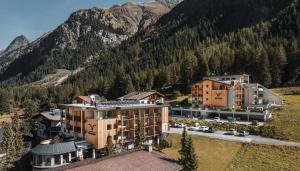 una vista aérea de un complejo en las montañas en Alpine Resort Sportalm en Sankt Leonhard im Pitztal