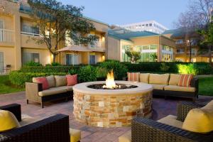 a fire pit in the middle of a patio at Courtyard by Marriott San Mateo Foster City in Foster City