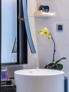 uma fonte de água numa casa de banho com uma flor em InterContinental Beijing Sanlitun, an IHG Hotel em Pequim