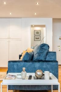 un soggiorno con divano blu e tavolo di Loft Crocetta a Torino