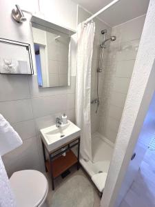 Val Comeza في كوميجا: حمام مع حوض ودش ومرحاض