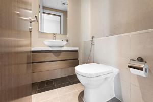 Ванная комната в A Living Modern 1BR Apartment with Balcony & Canal View at Prive-517 Business Bay +9 фотографий