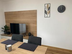 a room with a table and two chairs and a tv at Apartments Loim Lodge in Dürnstein