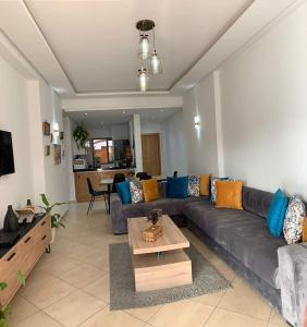 a living room with a couch and a table at Beralmar Asilah Chez FATIMA in Asilah