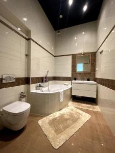 プラハにあるセントラム アパートメンツ プシュトロスソヴァのバスルーム(トイレ、バスタブ、シンク付)