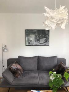 um sofá numa sala de estar com uma fotografia na parede em Wohlfühloase Dresden Nickern em Dresden