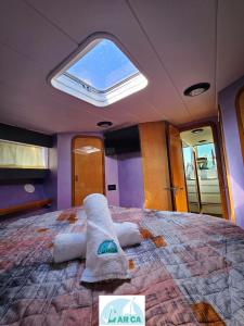 duże łóżko w środku pokoju z oknem w obiekcie Boat Breakfast Monica w mieście Napoli
