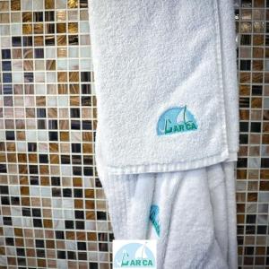 biały ręcznik z logo w łazience w obiekcie Boat Breakfast Monica w mieście Napoli