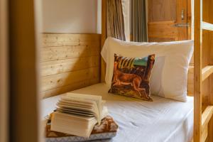 Letto o letti in una camera di The Social Stays Manali formerly ArtBuzz