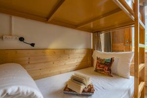 Letto o letti in una camera di The Social Stays Manali formerly ArtBuzz