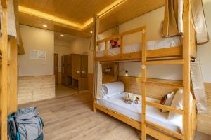 Letto o letti in una camera di The Social Stays Manali formerly ArtBuzz