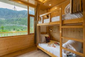 Letto o letti in una camera di The Social Stays Manali formerly ArtBuzz
