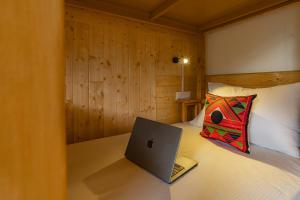 Letto o letti in una camera di The Social Stays Manali formerly ArtBuzz
