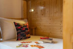 Letto o letti in una camera di The Social Stays Manali formerly ArtBuzz