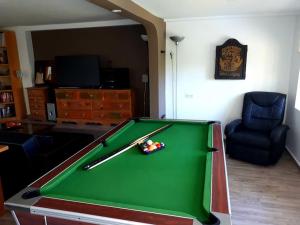 salon ze stołem bilardowym i krzesłem w obiekcie Coqueto piso con Billar en Benalmadena Costa w mieście Benalmádena