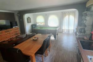 Telewizja i/lub zestaw kina domowego w obiekcie Coqueto piso con Billar en Benalmadena Costa