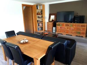 Telewizja i/lub zestaw kina domowego w obiekcie Coqueto piso con Billar en Benalmadena Costa