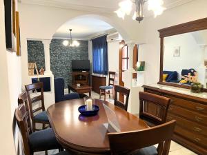 ein Esszimmer mit Tisch und Stühlen und einem Spiegel in der Unterkunft Casa María Pilar in Cazorla + 14 Fotos