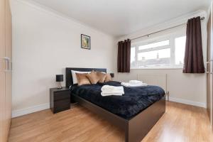 een slaapkamer met een groot bed in een kamer bij Charming 3BR house with garden in Cambridge - Cherry Hinton in Cherry Hinton