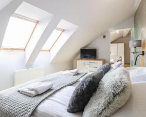 sypialnia z łóżkiem i poduszkami w obiekcie Avangard by Baltic Home w Świnoujściu
