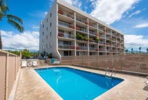 uma piscina em frente a um hotel em Ocean front- Cozy Condo Prime Location in Kihei em Kihei