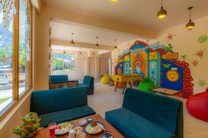 Ruang duduk di The Social Stays Manali formerly ArtBuzz
