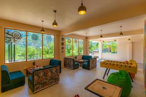Area soggiorno di The Social Stays Manali formerly ArtBuzz
