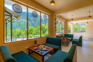 Area soggiorno di The Social Stays Manali formerly ArtBuzz