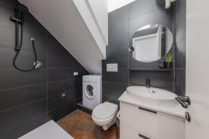 y baño con lavabo, aseo y espejo. en Top located with ocean view, en Caorle