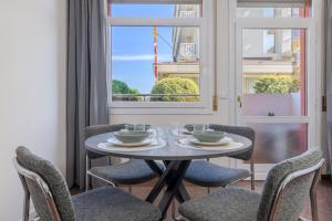 comedor con mesa, sillas y ventana en Top located with ocean view, en Caorle