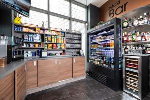 una tienda de comestibles con un montón de botellas de alcohol en Bo18 Hotel Superior en Budapest