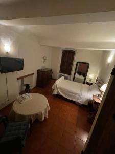 Chambres d' hôtes l'Escalo à Moutiers-Ste-Marie (04360)客房内的一张或多张床位