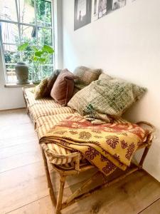 uma cama com almofadas num quarto em Vidunderligt hus m/egen gårdhave - midt i centrum em Aalborg